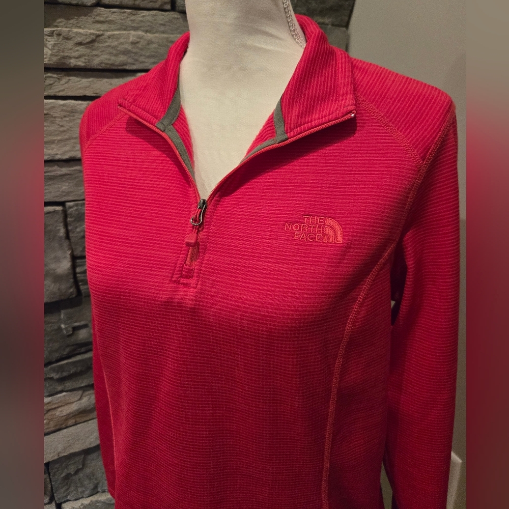 😁The North Face Women's Pink Quarter-Zip Activewear Fitted Top Size Medium
